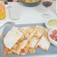 Curryschotel en quesidellas met kipstuckjes, groentjes en vegan kaas at V-Box in Ghent