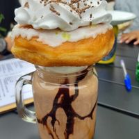 Snickers Freakshake met donut at V-Box in Ghent