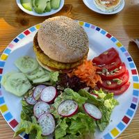 Burguer vegana. Aguacate a parte porque mi hermana es alérgica.   at Sabores Naturales in Ibiza
