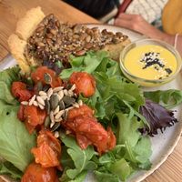Vegane Quiche mit Salat  at Goldig in Lagos
