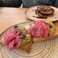Avocado Toast mit eingelegten Zwiebeln, so lecker  at Goldig in Lagos