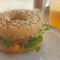 Bagel No. 0 (€ 9,50) with vegan salmon, avocado, salad and orange juice (€ 4,50) at Goldig in Lagos