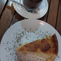 Chocolate quente e torta de palmito at Pop Art Cafe in Foz Do Iguacu