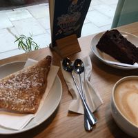 tibits bankside Apfeltasche, Schoko-Birnen-Kuchen, Cappucino mit hafermilch at Tibits in South East London