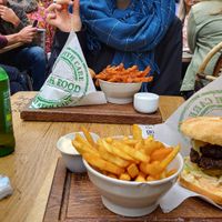 Burger "Ann-Karin" and fries at Göteburgare Vegan in Gothenburg