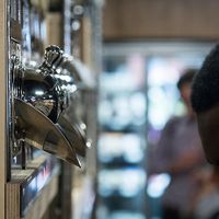 Café équitable et service chaleureux at Chez Robin in Verdun