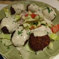 4.40€ Falafel red and green with tahini sauce (yogurt sauce is not vegan) at Pitacasso in Sevilla