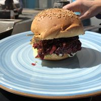 Hamburguesa de remolacha // beetroot burger at Sanare Cocina + Nutrición in Almeria