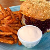 Süßkartoffelpommes und veganer Cheeseburger 😍 at Veggie Kitchen in Marktheidenfeld