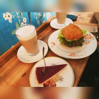 Burger und Kuchen at Crops in Magdeburg