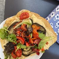 Vegane „Pizza“ mit Hummus und Grillgemüse  at Coccodi il Dolce e il Salato in Cagliari