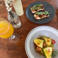Ensalada de papaya, tostadas con ricotta vegetal y tomates, kombucha de maracuyá y Chicano at Veda Restaurante in Miraflores