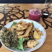 Ceviche con un poco de crocante. RICO! La bebida es lo más impresionante de todo. Tuna (una planta de color rojo) hizo la experiencia completa.  at Veda Restaurante in Miraflores