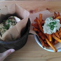 Sandwich de falafel dans un pain pita et frites de patates douces et houmous au basilic at Green Lab in Montpellier