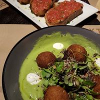 Sopa fría de aguacate y guisantes y falafel at Bascook in Bilbao