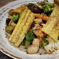 Wok de verduras con hummus de almendras at Bascook in Bilbao