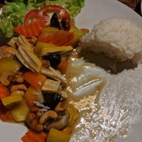 Tofu with cashews and rice (very oily and not tasty at all) at Salween River Restaurant in Mae Hong Son