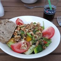 Salat mit Tomaten, Paprika und Walnüssen at Dean & David in Braunschweig