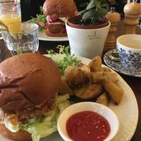 ‚Chicken‘ burger (vegan) in front, falafel burger (veggie) in the back  at Miranda Cafe in North London