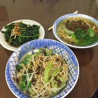 Sweet potatoe leaves on the left (40$), sesame noodles on the middle (45$), plain ramen soup on the right (50$) at HéngChūn SùShí Miàn 恆春素食麵 in Hengchun