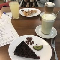 Schoko Kuchen und matcha Latte  at Katzentempel - Nürnberg in Nuremberg