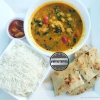 Chickpea, vegetable and spinach vegan curry with mango chutney and naan bread was to die for #mynutrifuel  at Sands by The Sea in Southend-on-sea