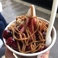 Frozen yogurt mit Veganer Spekulatius Soße  at YOMARO in Dusseldorf