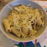 Macarrones con albahaca y queso at La Brava in Ourense