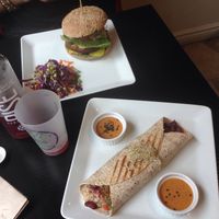 Burrito et burger vegan at NESS in Quebec