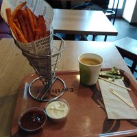 Medium sweet potatofries, BBQ- Knoblauch/Kräuter-Dip, Verlängerter at Voodies in Vienna