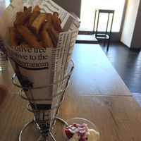 Large fries with mayonnaise/ketchup/onion mix sauce at Voodies in Vienna