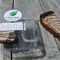 Une tarte chococo cru, un régal at Le Vert a Boire in Sainte-anne-des-monts