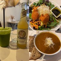 Salade zelf samengesteld en indiaase curry soep. at ETN saladebar in Enschede