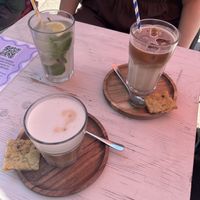 Zitronen-Ingwer Limonade, Iced Latte mit Hafermilch, Latte Macchiato mit Hafermilch  at ETN saladebar in Enschede