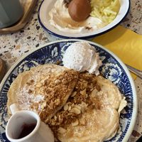 Pancakes en granola bowl met stoofpeer  at ETN saladebar in Enschede