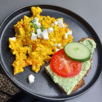 Vegan scrambled egg with tomato and plant based feta at Satt und Glücklich in Kassel