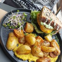 Stulle burger with potatoes and hummus at Satt und Glücklich in Kassel