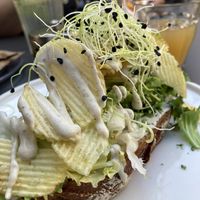 Stulle mit Avocado, Chips und Trüffel-Mayo  at Satt und Glücklich in Kassel