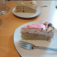 Matcha pistachio and strawberry pie at Satt und Glücklich in Kassel