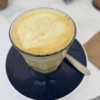 Ich war die letzten zwei Wochen zwei Mal dort und hab beides mal die gleichen Getränke bestellt, weil ich so überzeugt war: Matcha Latte und Golden Latte jeweils mit Sojamilch!  at Satt und Glücklich in Kassel
