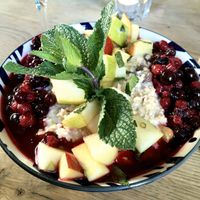 Vegane Frühstücksbowl mit Sojajoghurt & Früchten  at Satt und Glücklich in Kassel