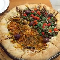 pizza salgada com borda de chocolate pra comer a borda como sobremesa kk at Pop Vegan Food in Sao Paulo