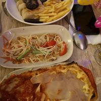 Lasaña de tomates, papaya salad, algo de tofu (insípido) at Dow Vegan Restaurant in Koh Phi Phi