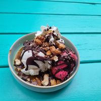 Eisbecher mit Tonka White Choc & Sour Cherry Choc Cookie mit leckeren Toppings at Tribeca Ice Cream in Berlin