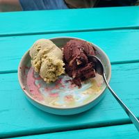 Pistachio Lucuma und Haselnuss-Schoko-Kugel at Tribeca Ice Cream in Berlin