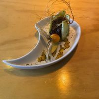 Mousse de chocolate, com geleia de manga, maçãs, physalis e caramelo. Além de lindo MUITO GOSTOSO. at Chia Vegan Restaurant in Cusco