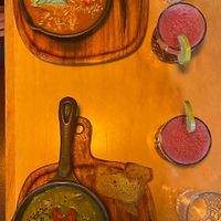 Ravióli de batata doce ao molho vermelho e Ravióli de batata doce ao molho pesto. Acompanharam torradinhas. Os dois muito gostosos! at Chia Vegan Restaurant in Cusco