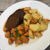 Bohnenbratlinge mit Bratkartoffeln, Sauce und Gemüse at Blume Wollbach in Kandern