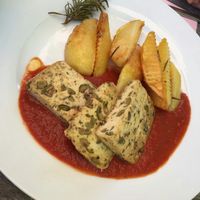 Oliventofu mit med. Sauce und Bratkartoffeln at Blume Wollbach in Kandern