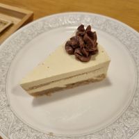 감귤 무스 케이크 클로즈업. 흰 무스 케잌 위에 초코크림이 올라가 있습니다 at Maju Story 마주이야기 in Seoul